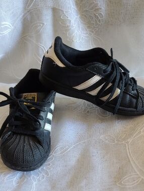 ADIDAS SUPERSTAR BLACK SHELL TOE Kids Black and White Low-Top Sneakers